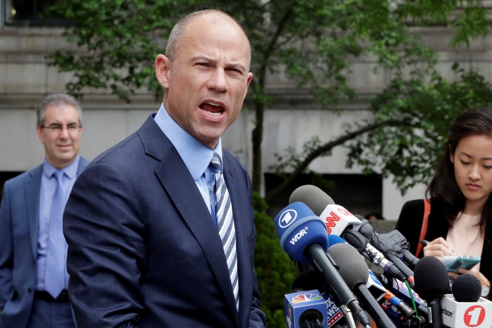 Pornohereččin právní zástupce Michael Avenatti tvrdí, že jeho klientka byla zadržena při operaci policistek v civilu, které ji výslovně požádaly, aby se mohly jejích prsou dotknout.