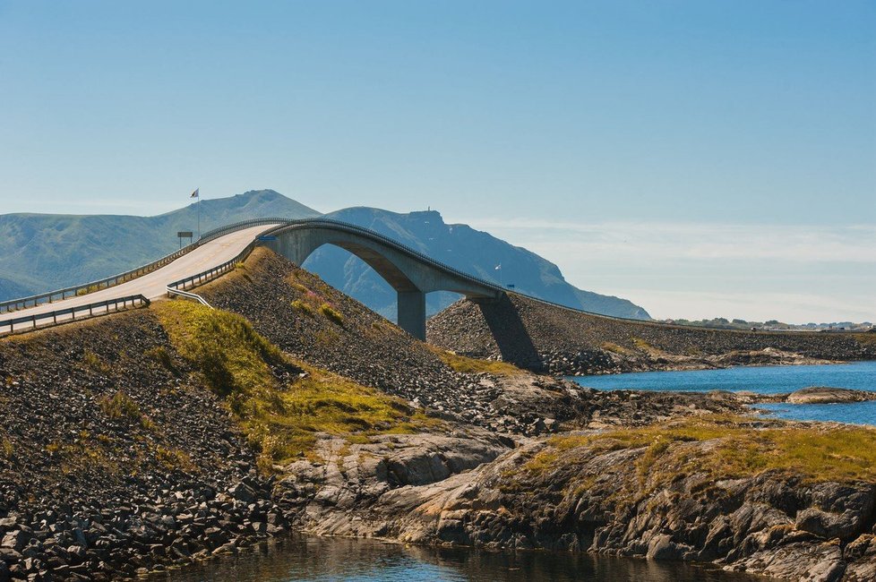 Tak trochu opilý Storseisundet Bridge v Norsku
