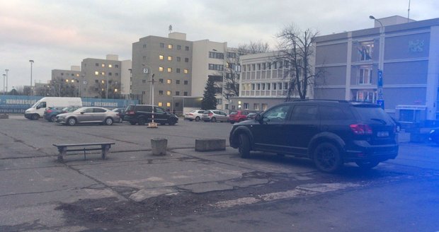 Policejní manévry na Strahově, na parkovišti někdo nechal diplomatický kufřík.