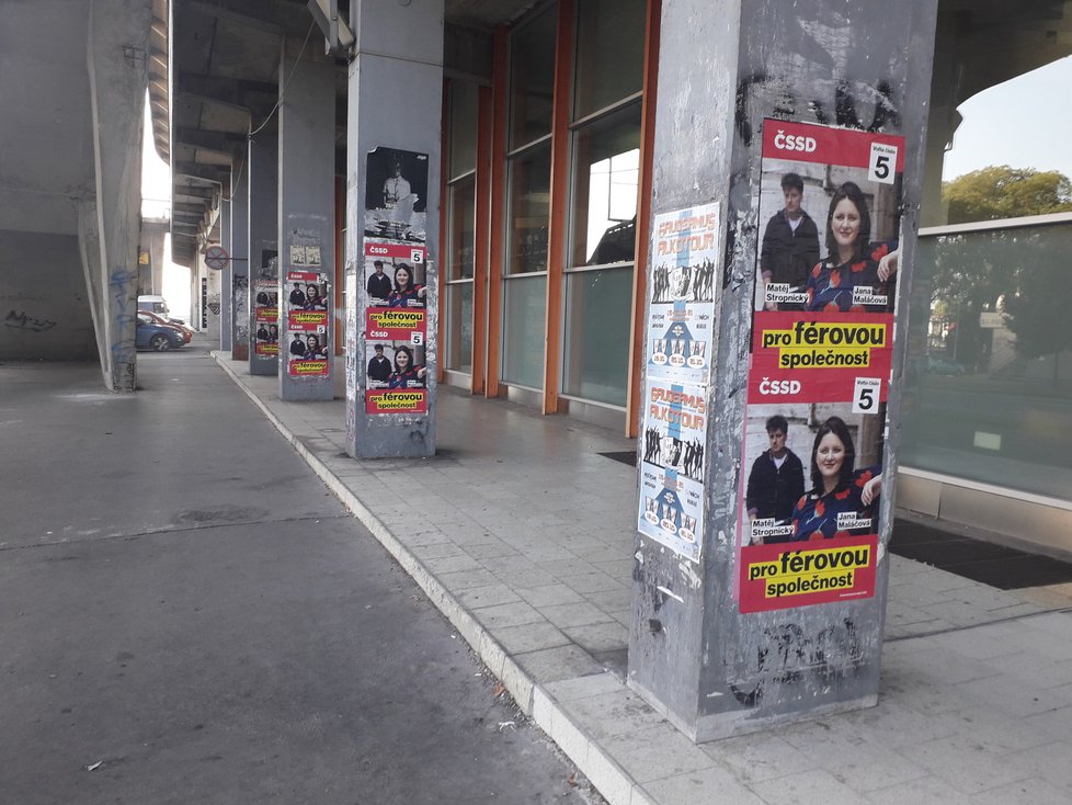 Předvolební plakáty ČSSD na sloupech na pražském Strahově.