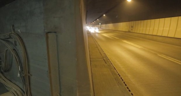 Tubus strahovského tunelu se během pár minut může změnit v kryt.