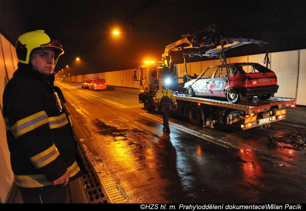 Strahovský tunel hasiči obousměrně uzavřeli. Hořelo v něm auto.