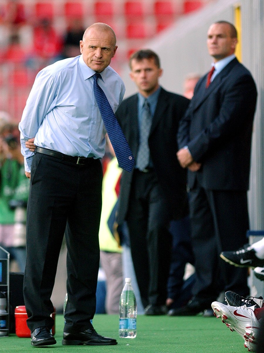 Jaroslav Hřebík a František Straka mají velice podobné osudy. Kvůli nenávisti vlastních fanoušků je při zápase dokonce chránili bodyguardi.