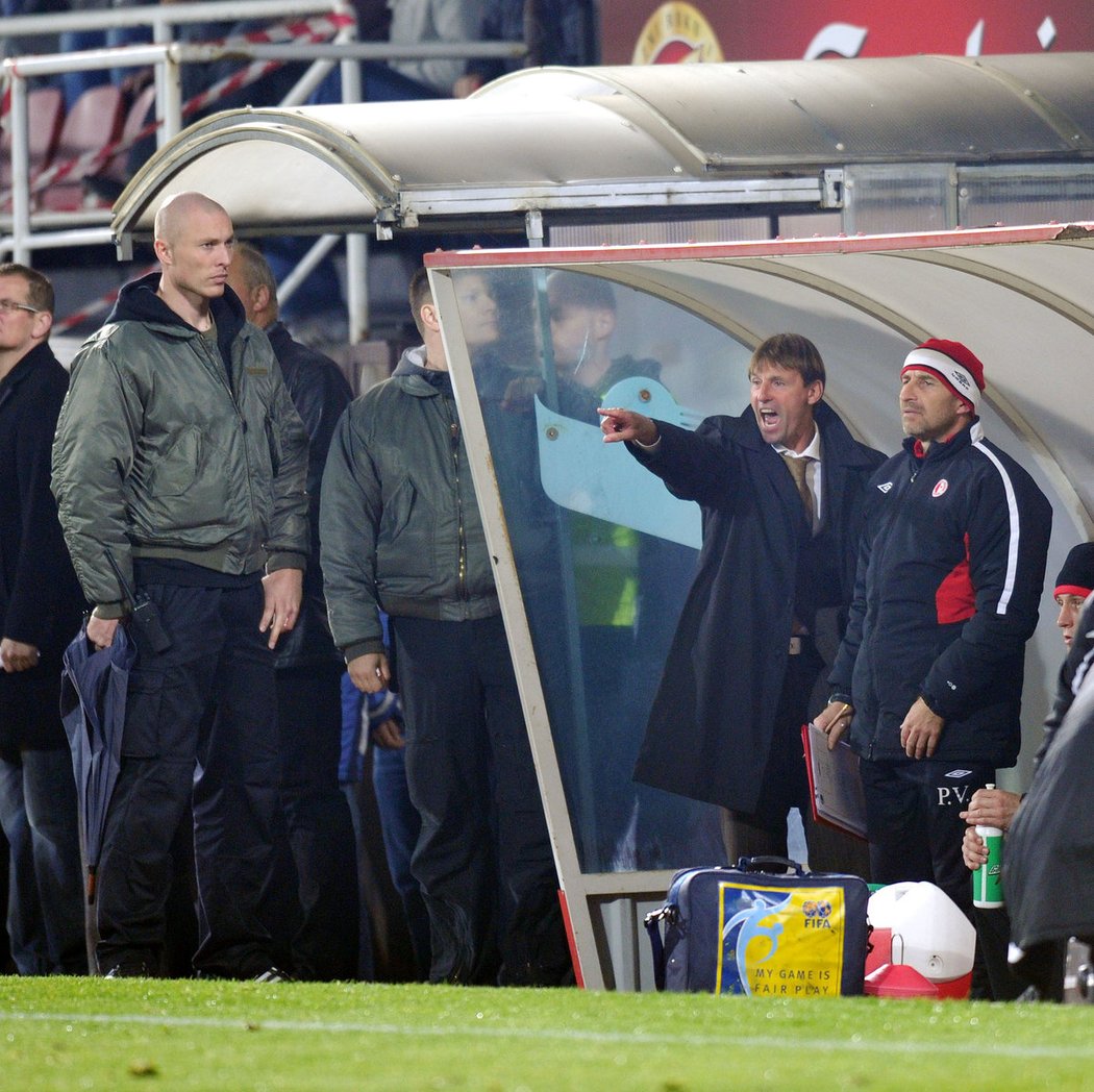 Jaroslav Hřebík a František Straka mají velice podobné osudy. Kvůli nenávisti vlastních fanoušků je při zápase dokonce chránili bodyguardi.