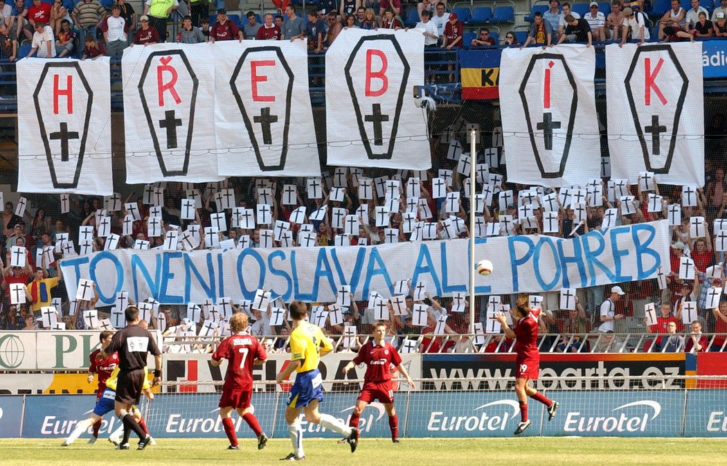 Jaroslav Hřebík a František Straka mají velice podobné osudy. Kvůli nenávisti vlastních fanoušků je při zápase dokonce chránili bodyguardi.