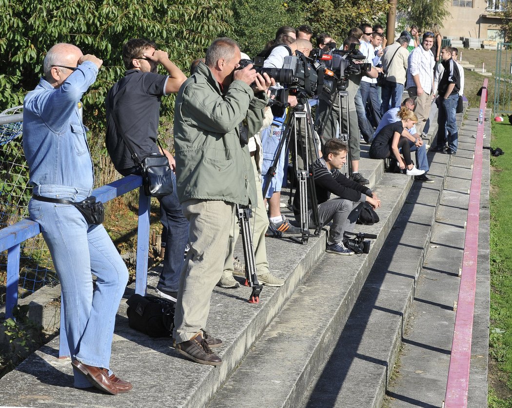 Na první trénink Slavie po vedením Františka Straky se přišly podívat desítky novinářů.