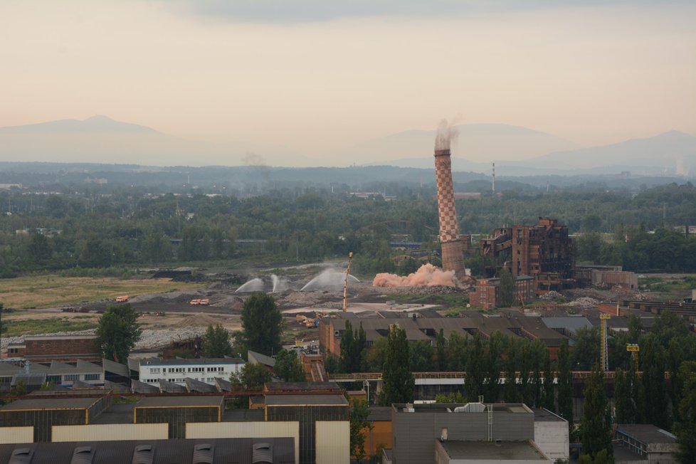 Tak sledovali zaměstnanci Dolních Vítkovic odpal komínu z různých směrů. Použito bylo přes 100 kilo trhaviny a samotný pád komínu trval sotva pár vteřin