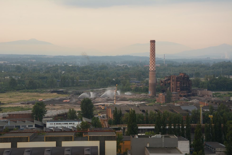 Tak sledovali zaměstnanci Dolních Vítkovic odpal komínu z různých směrů. Použito bylo přes 100 kilo trhaviny a samotný pád komínu trval sotva pár vteřin