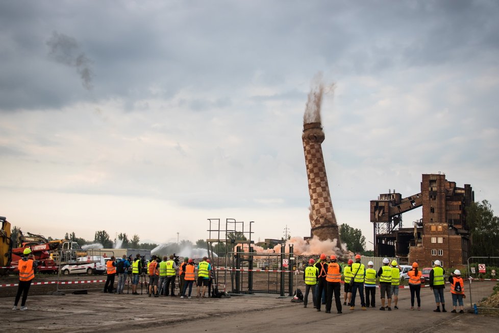 Tak sledovali zaměstnanci Dolních Vítkovic odpal komínu z různých směrů. Použito bylo přes 100 kilo trhaviny a samotný pád komínu trval sotva pár vteřin