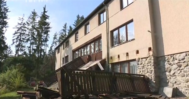 Patnáct zraněných u Strakonic: Pod dětmi se prolomila terasa hotelu!