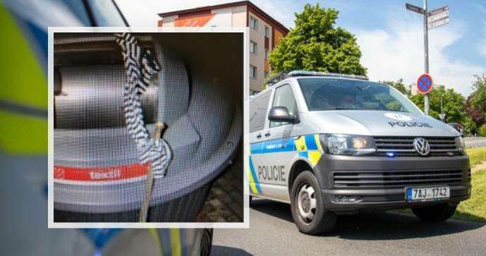 Muž zemřel uvězněný pod víkem textilního kontejneru.