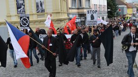 Protestní průvod v rozjitřené atmosféře po smrti Milana Š., kterého napadl romský mladík