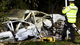 Smrtelná nehoda na Strakonické: Žena nabourala do stromu, v autě uhořela