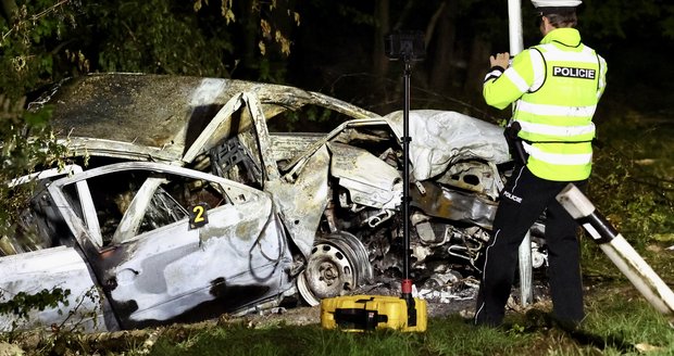 Smrtelná nehoda na Strakonické: Žena nabourala do stromu, v autě uhořela