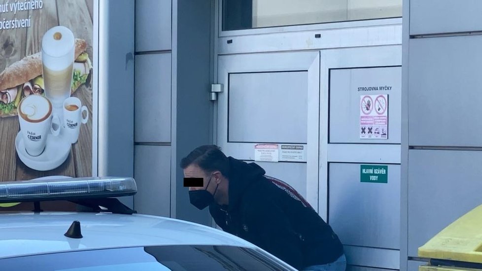 Policie hledá majitele věcí, které jsou pravděpodobně z krádeže. Policisté a celníci je našli v tmavém audi.