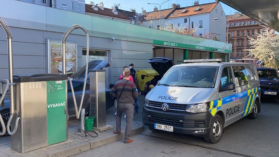 Policie hledá majitele věcí, které jsou pravděpodobně z krádeže. Policisté a celníci je našli v tmavém audi.