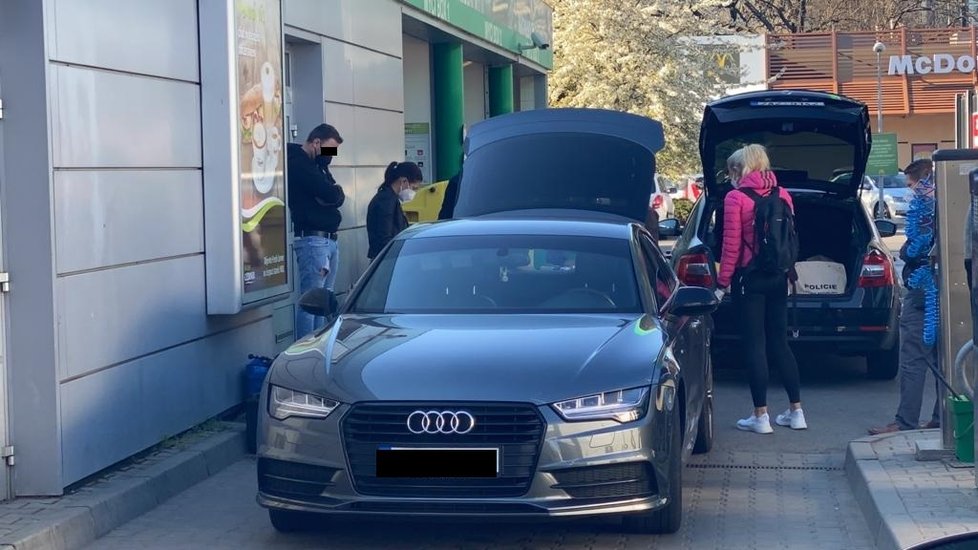 Policie hledá majitele věcí, které jsou pravděpodobně z krádeže. Policisté a celníci je našli v tmavém audi.