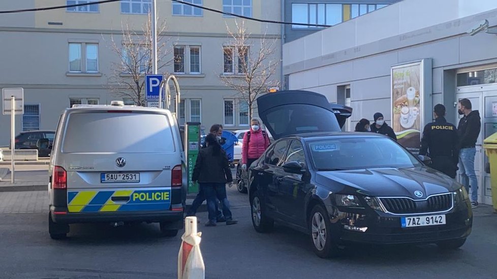 Policie hledá majitele věcí, které jsou pravděpodobně z krádeže. Policisté a celníci je našli v tmavém audi.