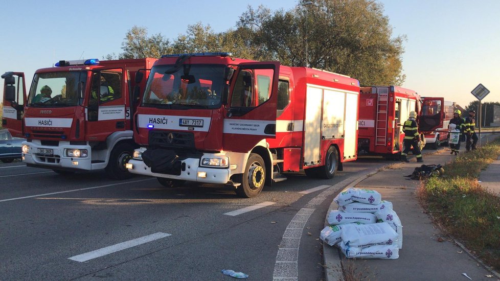 Chemikálie na vozovce ve Strakonické způsobila dopravní kolaps v pátek ráno. Autobusy nabírají téměř hodinová zpoždění.