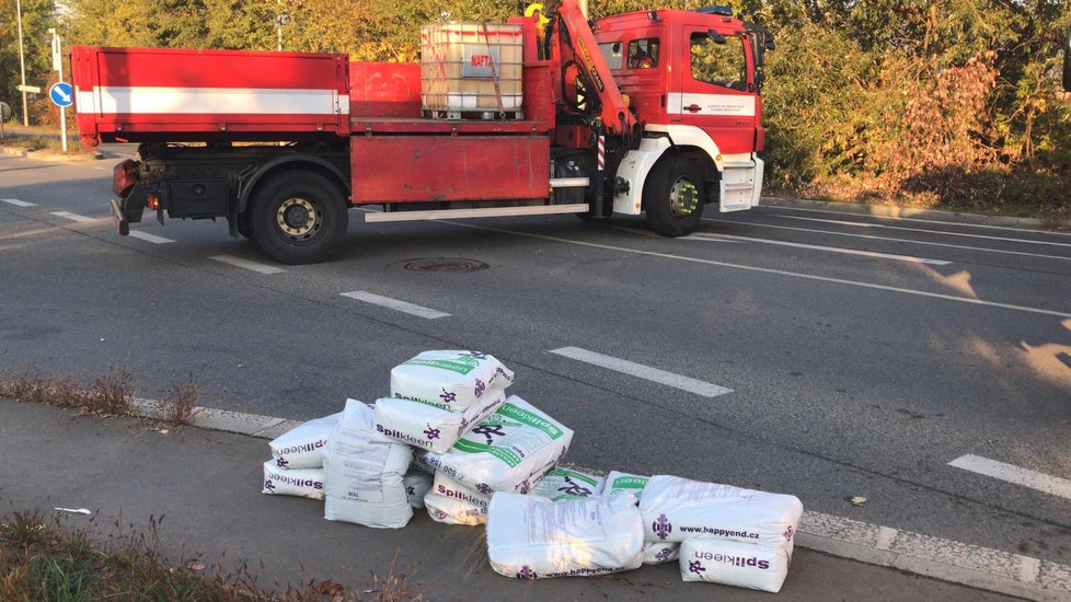 Chemikálie na vozovce ve Strakonické způsobila dopravní kolaps v pátek ráno. Autobusy nabírají téměř hodinová zpoždění.