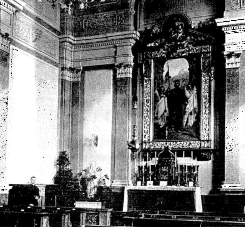 Dříve byla v jednacím sále vlády domácí kaple svatého Václava. Ta byla odsvěcena v roce 1941, později byl snížen strop. Na místě někdejšího oltáře visí dnes státní znak.