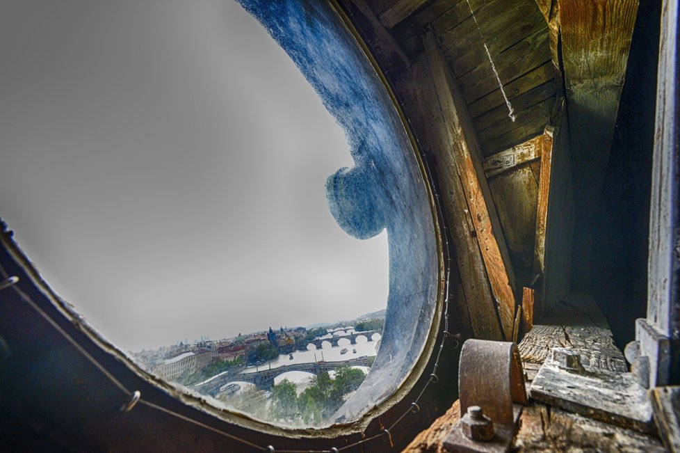 Výhled z kupole Strakovy akademie na pražské mosty
