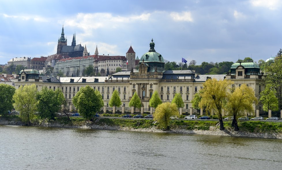 Panorama z pravého břehu Vltavy. Kromě Hradčan je jednou z dominant  i Strakova akademie, kde sídlí Úřad vlády.