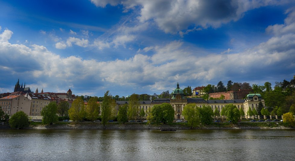 Panorama z pravého břehu Vltavy. Kromě Hradčan je jednou z dominant  i Strakova akademie, kde sídlí Úřad vlády.