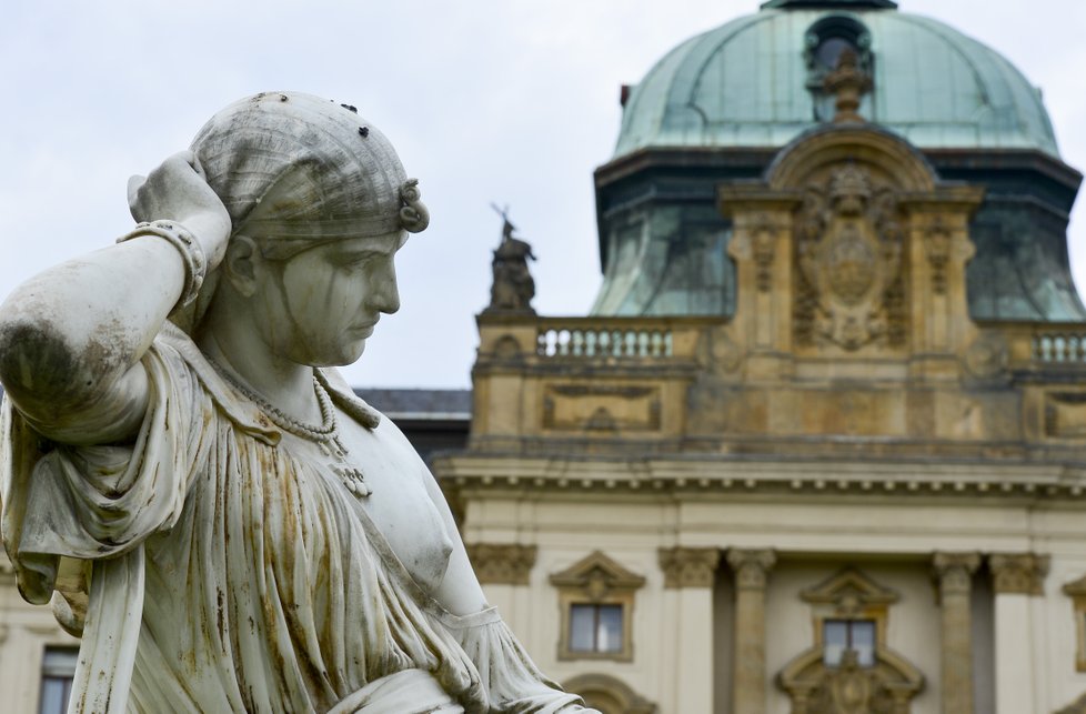 Pohled na kupoli Strakovy akademie ze zahrady Úřadu vlády.