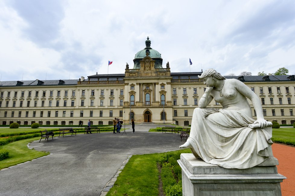 Pohled na kupoli Strakovy akademie ze zahrady Úřadu vlády.