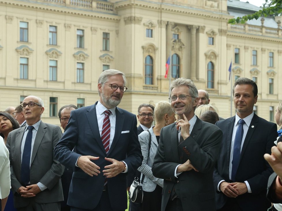 Slavnostní otevření zrekonstruované zahrady Strakovy akademie: Premiér Petr Fiala (ODS) a šéf Senátu Miloš Vystrčil (ODS; 31. 8. 2022)