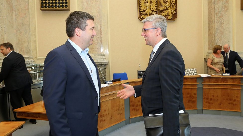 Ministr vnitra Jan Hamáček (ČSSD) a ministr dopravy Karel Havlíček (ANO) ve Strakově akademii (20. 7. 2020)
