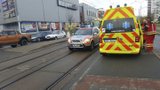 Tramvaj srazila v Plzni seniorku (73), aktivní tramvaják pak odřel záchranářům auto