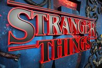 Rusko pozměňuje Stranger Things: Lesbický polibek zmizel, klíčové scény taky!