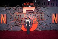 Rusko pozměňuje Stranger Things: Lesbický polibek zmizel, klíčové scény taky!