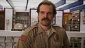 Policejní detektiv Jim Hopper neprožije klidnou sérii. Herec David Harbour se však role chopil skvěle.