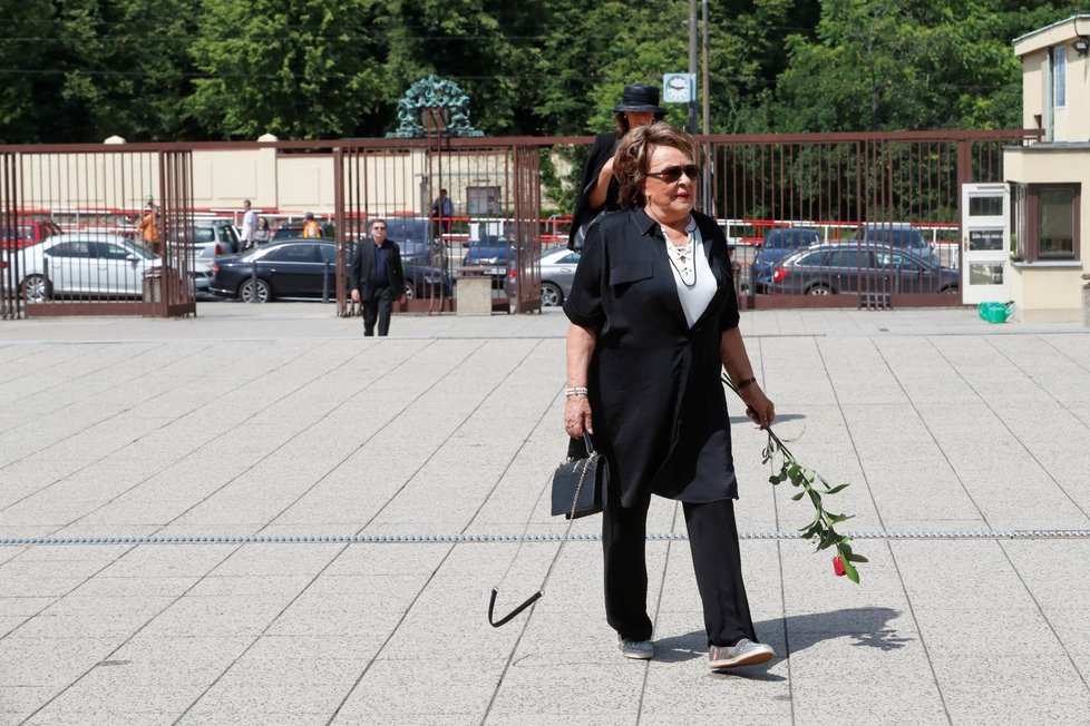 Jiřina Bohdalová na pohřbu Jiřího Stránského