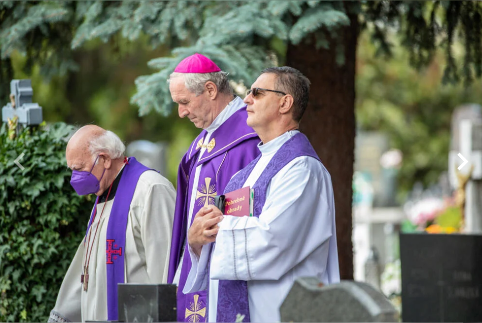 Poslední rozloučení se Štefanem Strapákem, otcem slovenské prezidentky Zuzany Čaputové. Ta podpírala s bratrem i svou zdrcenou maminku. (18. 9. 2021)