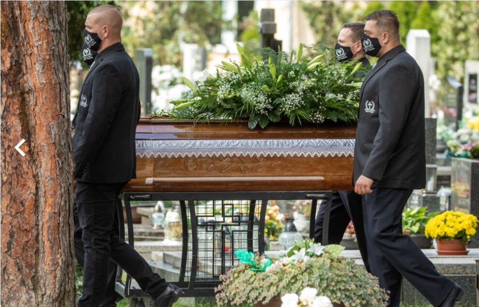 Poslední rozloučení se Štefanem Strapákem, otcem slovenské prezidentky Zuzany Čaputové. Ta podpírala s bratrem i svou zdrcenou maminku. (18. 9. 2021)