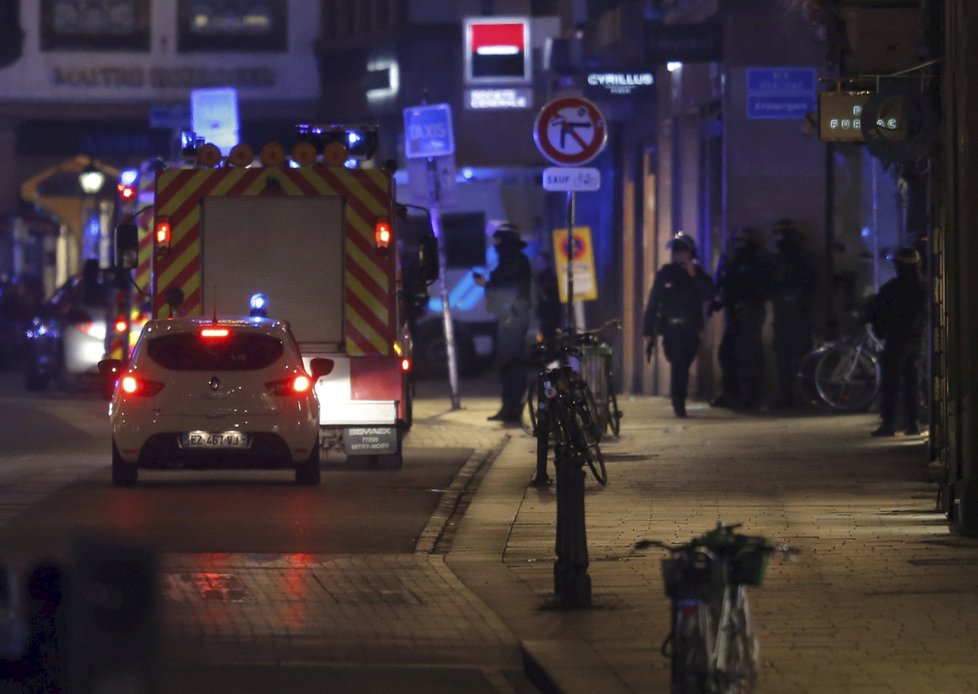 Střelba na vánočních trzích ve Štrasburku si vyžádala oběti na životech.