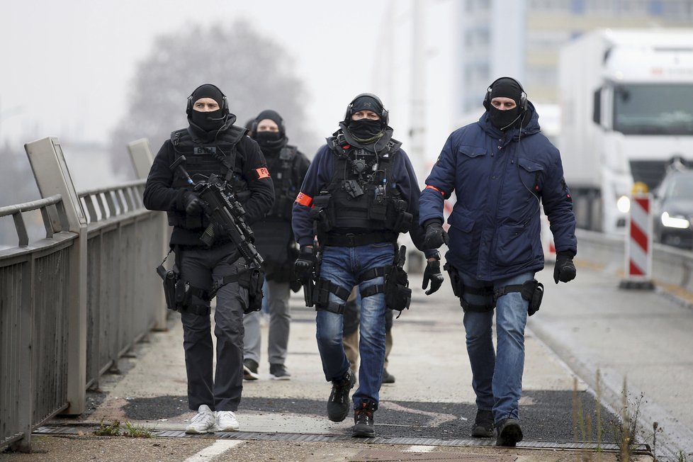 Hlídky v ulicích Štrasburku po střelbě na vánočních trzích (12. 12. 2018)