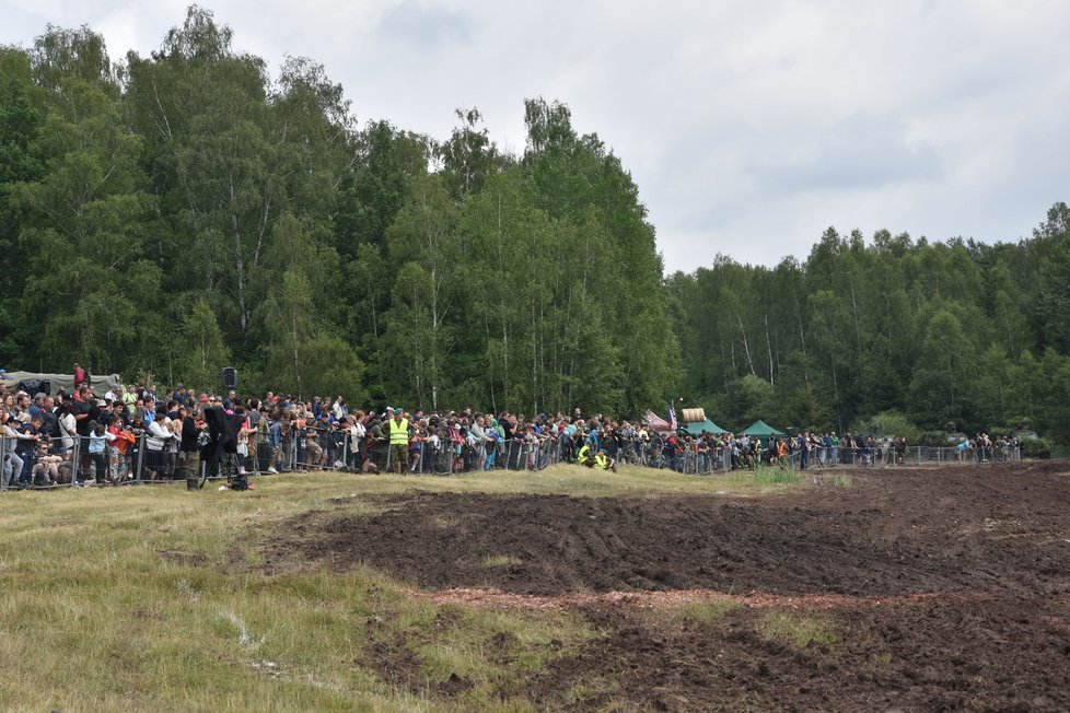 V Brdech se bojovalo: Bývalý vojenský prostor ovládal vojenská technika.