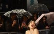 Nová móda?  Marion Cotillard (37)  Na filmových Glóbech měla stejné šaty Jennifer Lawrence (22) a francouzská herečka se ráda inspirovala dvoudílným modelem od Diora, který odhaluje stehna.