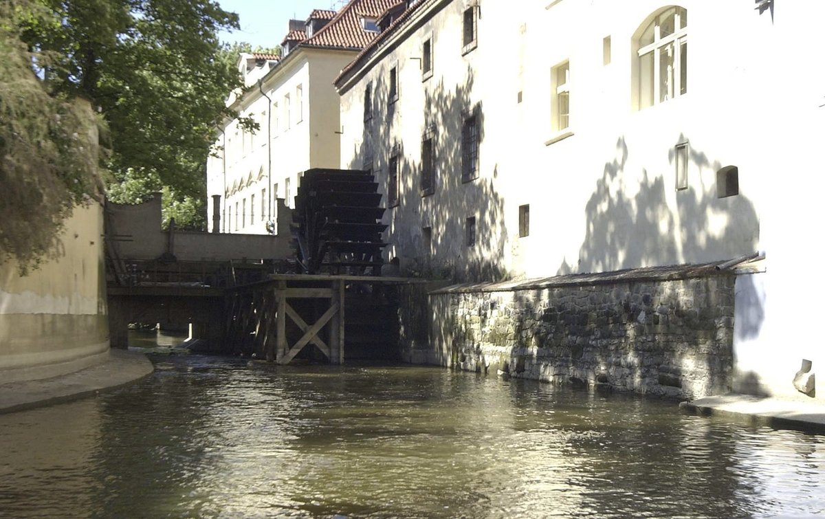 V Čertovce žije dobrý vodník Kabourek.