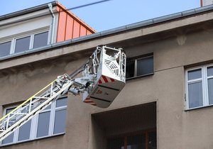 V Černokostelecké ulici v Praze zasahovali hasiči u požáru bytu ve třetím bytě. Na místě jsou zranění. (11. duben 2021)