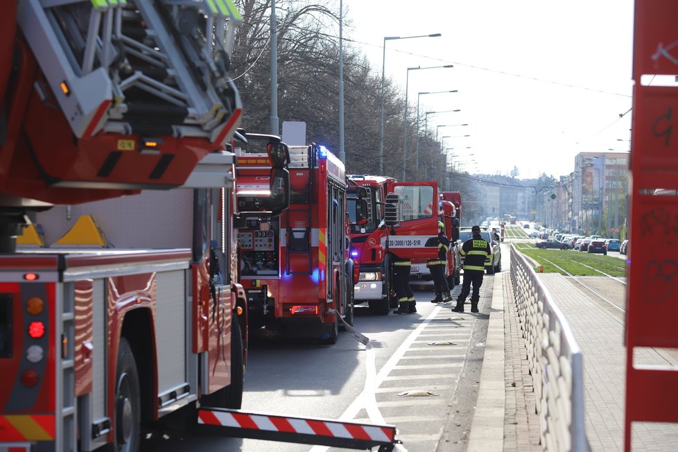 V Černokostelecké ulici v Praze zasahovali hasiči u požáru bytu ve třetím bytě. Na místě jsou zranění. (11. duben 2021)