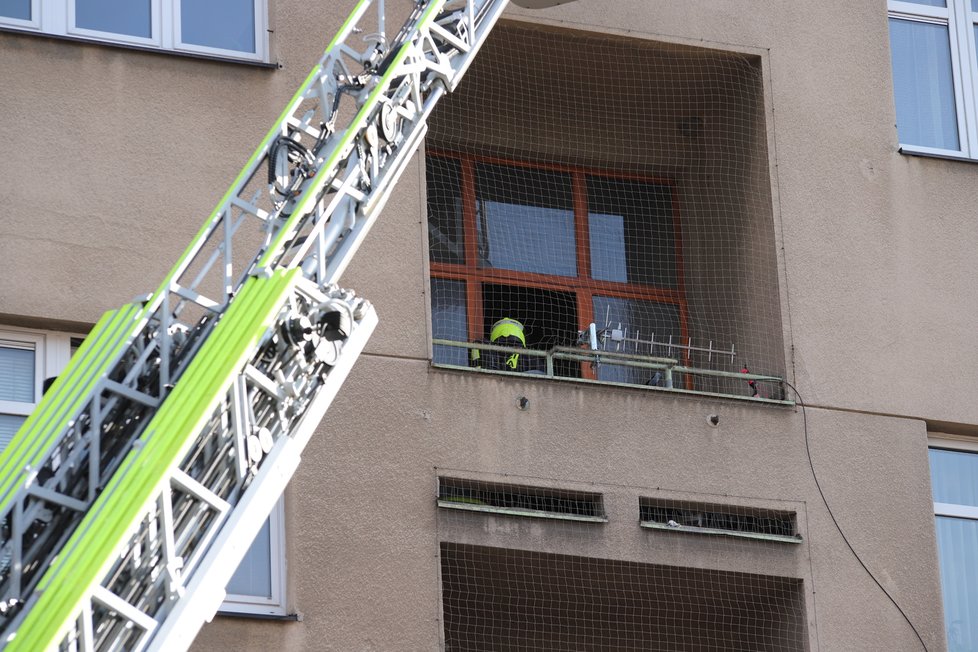 V Černokostelecké ulici v Praze zasahovali hasiči u požáru bytu ve třetím bytě. Na místě jsou zranění. (11. duben 2021)