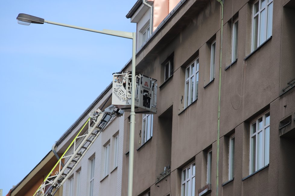 V Černokostelecké ulici v Praze zasahovali hasiči u požáru bytu ve třetím bytě. Na místě jsou zranění. (11. duben 2021)