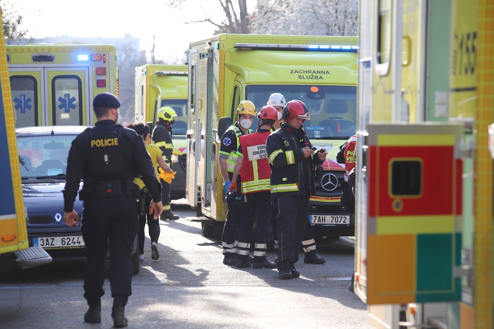 V Černokostelecké ulici v Praze zasahovali hasiči u požáru bytu ve třetím bytě. Na místě jsou zranění. (11. duben 2021)