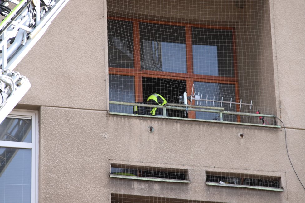 V Černokostelecké ulici v Praze zasahovali hasiči u požáru bytu ve třetím bytě. Na místě jsou zranění. (11. duben 2021)